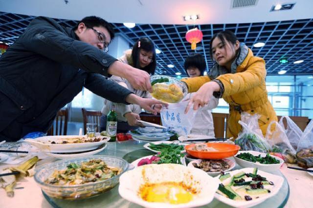謝謝你不要我！女孩「相親完打包剩菜」遭對象誇賢慧　 回家後驚覺「已被男方封鎖」一個月後卻慶幸
