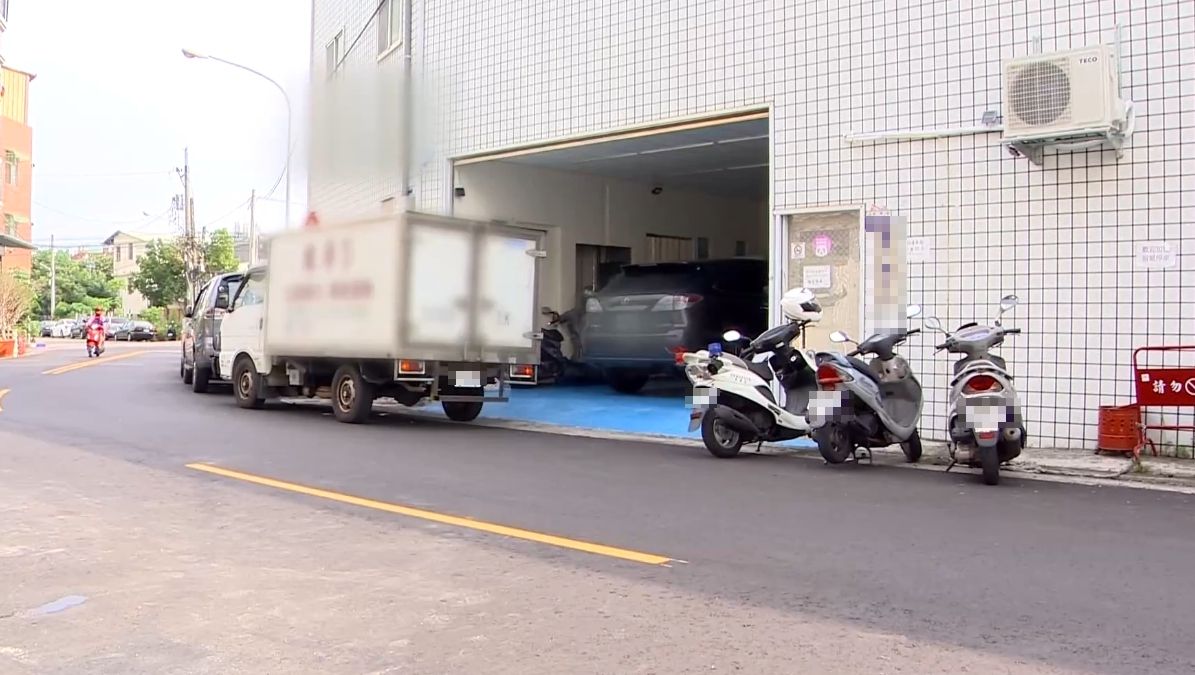 大媽找無停車位！見民宅車庫大開「直接魯進去卡位」　屋主傻眼：最後默默開走
