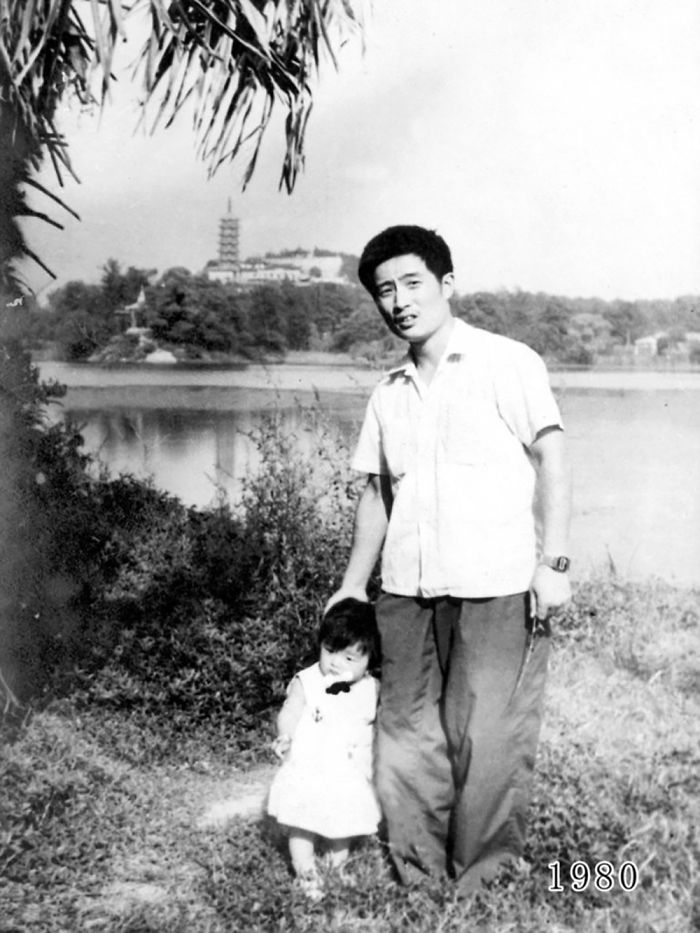 爸爸的溫柔！老爸帶女兒「連續40年同地點合影」　記錄成長點滴「從年輕到成家」最後畫面溫馨動人