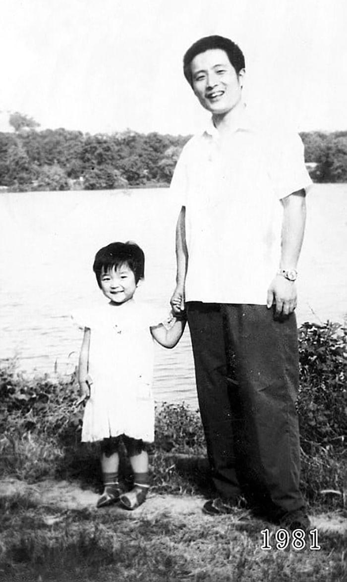 爸爸的溫柔！老爸帶女兒「連續40年同地點合影」　記錄成長點滴「從年輕到成家」最後畫面溫馨動人