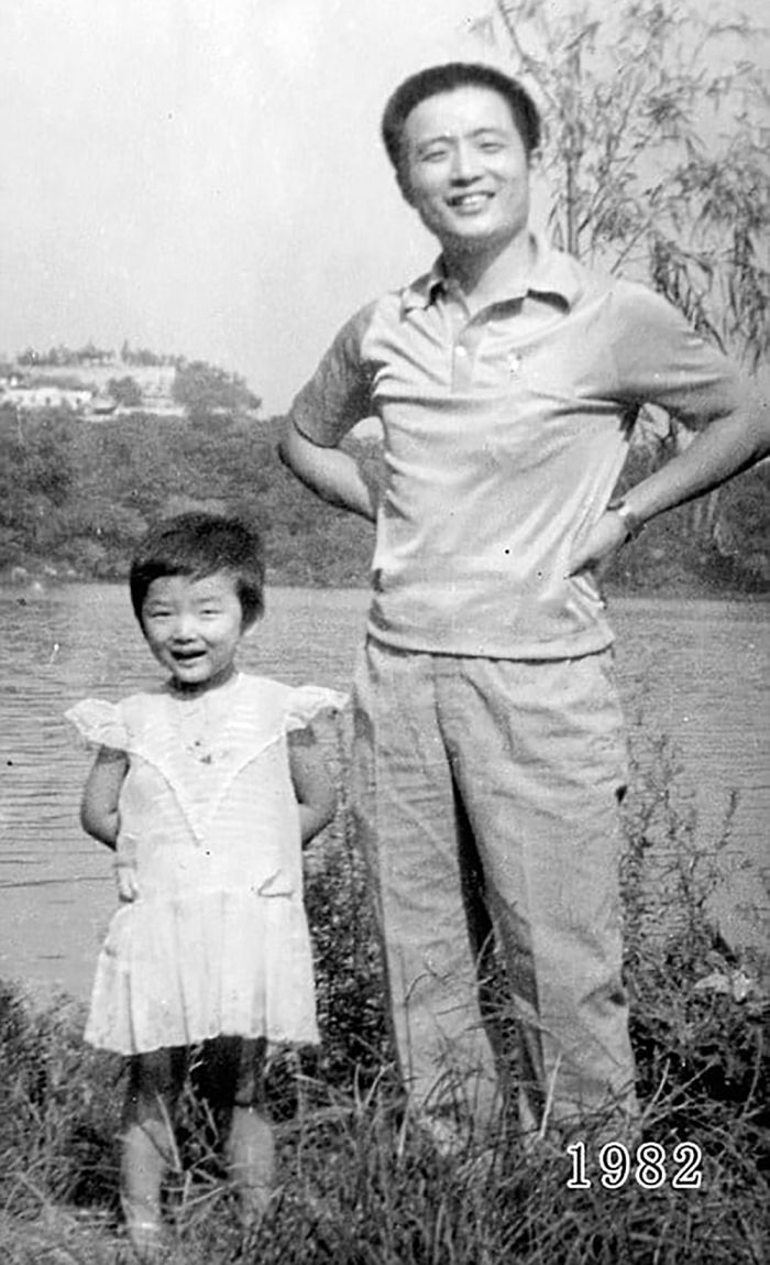 爸爸的溫柔！老爸帶女兒「連續40年同地點合影」　記錄成長點滴「從年輕到成家」最後畫面溫馨動人