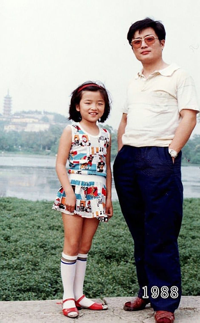 爸爸的溫柔！老爸帶女兒「連續40年同地點合影」　記錄成長點滴「從年輕到成家」最後畫面溫馨動人