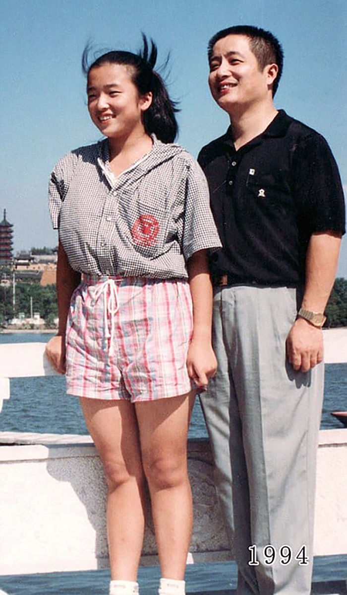 爸爸的溫柔！老爸帶女兒「連續40年同地點合影」　記錄成長點滴「從年輕到成家」最後畫面溫馨動人