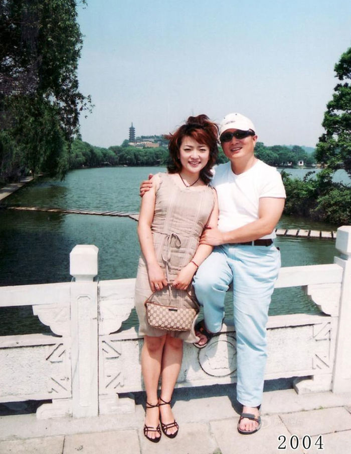 爸爸的溫柔！老爸帶女兒「連續40年同地點合影」　記錄成長點滴「從年輕到成家」最後畫面溫馨動人
