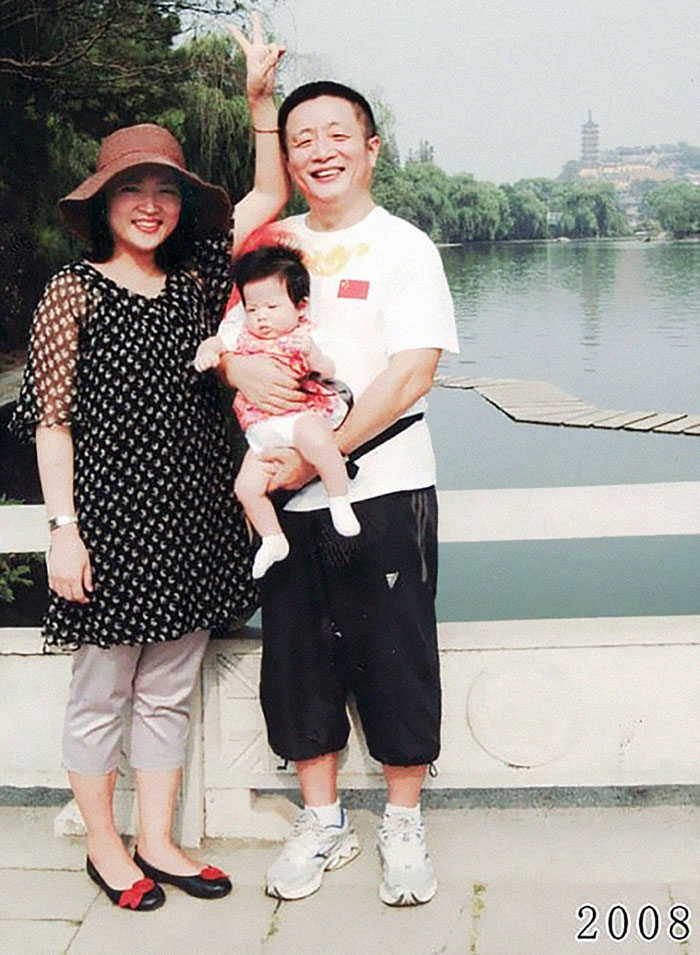 爸爸的溫柔！老爸帶女兒「連續40年同地點合影」　記錄成長點滴「從年輕到成家」最後畫面溫馨動人