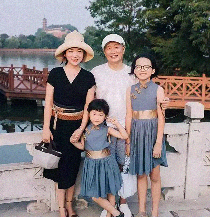 爸爸的溫柔！老爸帶女兒「連續40年同地點合影」　記錄成長點滴「從年輕到成家」最後畫面溫馨動人
