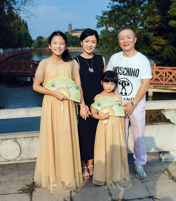 爸爸的溫柔！老爸帶女兒「連續40年同地點合影」　記錄成長點滴「從年輕到成家」最後畫面溫馨動人