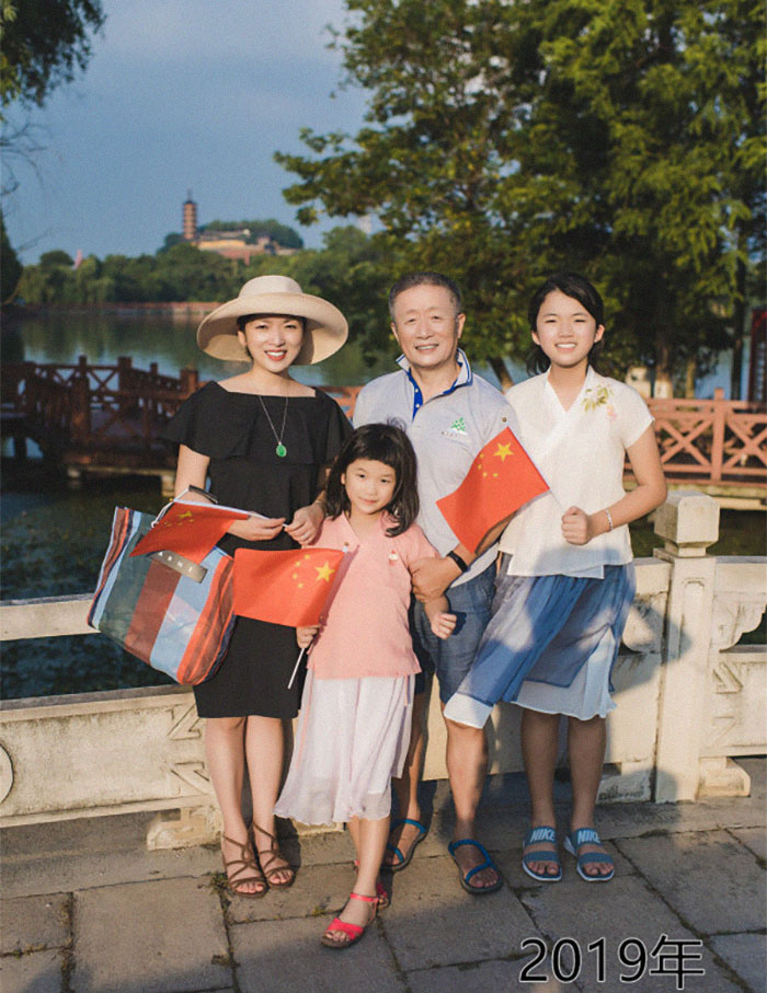 爸爸的溫柔！老爸帶女兒「連續40年同地點合影」　記錄成長點滴「從年輕到成家」最後畫面溫馨動人