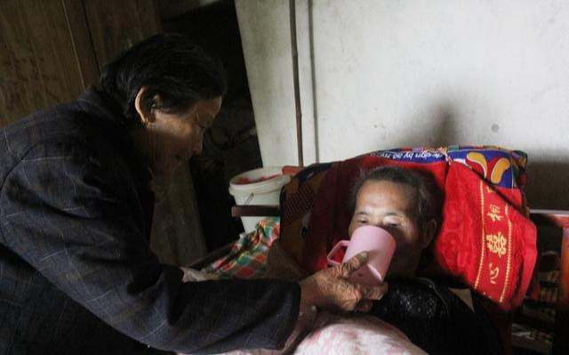 不放心老伴！老人臨走前讓五個兒女「平分百萬財產」 　大兒一眼看出端倪說 「一分也不要」