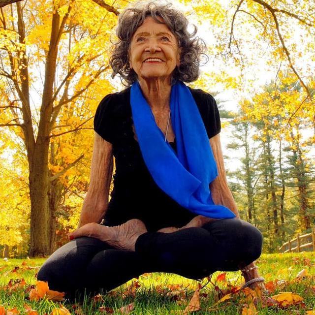 不受年齡約束！101歲奶奶「瑜伽跳舞樣樣來」行動自如無老態　享受後半生「滿頭白髮坐遊艇」優雅離去