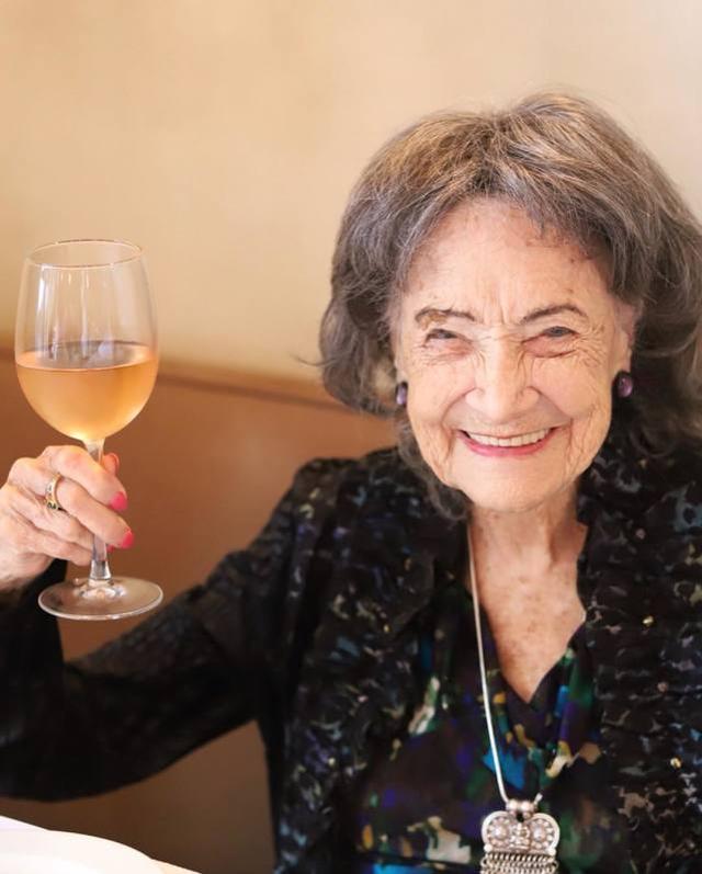 不受年齡約束！101歲奶奶「瑜伽跳舞樣樣來」行動自如無老態　享受後半生「滿頭白髮坐遊艇」優雅離去