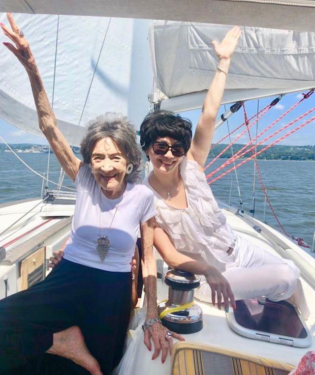 不受年齡約束！101歲奶奶「瑜伽跳舞樣樣來」行動自如無老態　享受後半生「滿頭白髮坐遊艇」優雅離去
