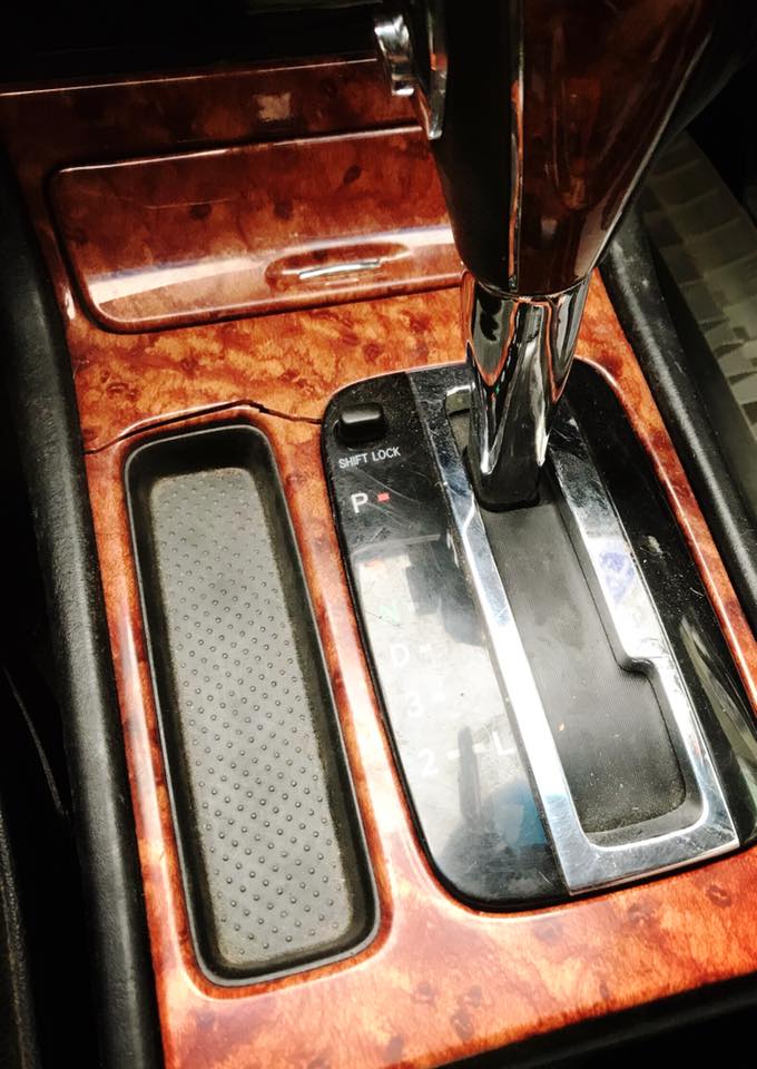 坐上車！老婆眼尖見「排檔桿上有裂縫」無心摳了摳　下秒「整個撬開來」：別小看女人的第六感