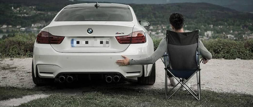 坐上車！老婆眼尖見「排檔桿上有裂縫」無心摳了摳　下秒「整個撬開來」：別小看女人的第六感