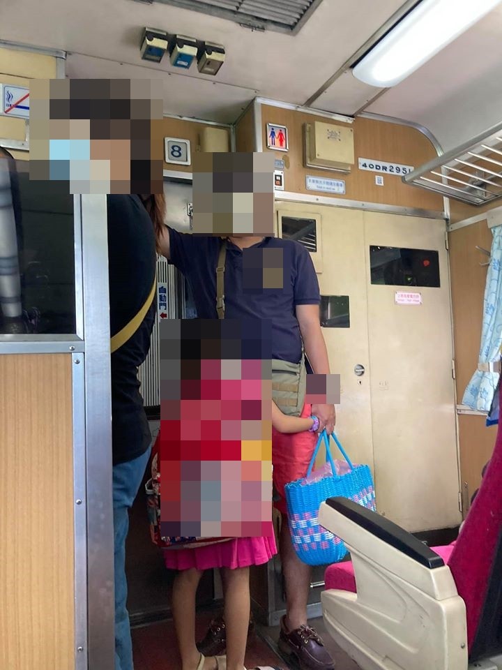 好心父女搭車「讓對號座給長輩」反遭同伴大聲　網友見狀心疼：真的很不值