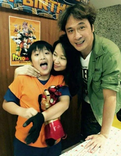 影帝對她一見鍾情！結婚23年「從未親自下廚」 　坐擁1.2億豪宅「掌握9成財產」 53歲仍像少女