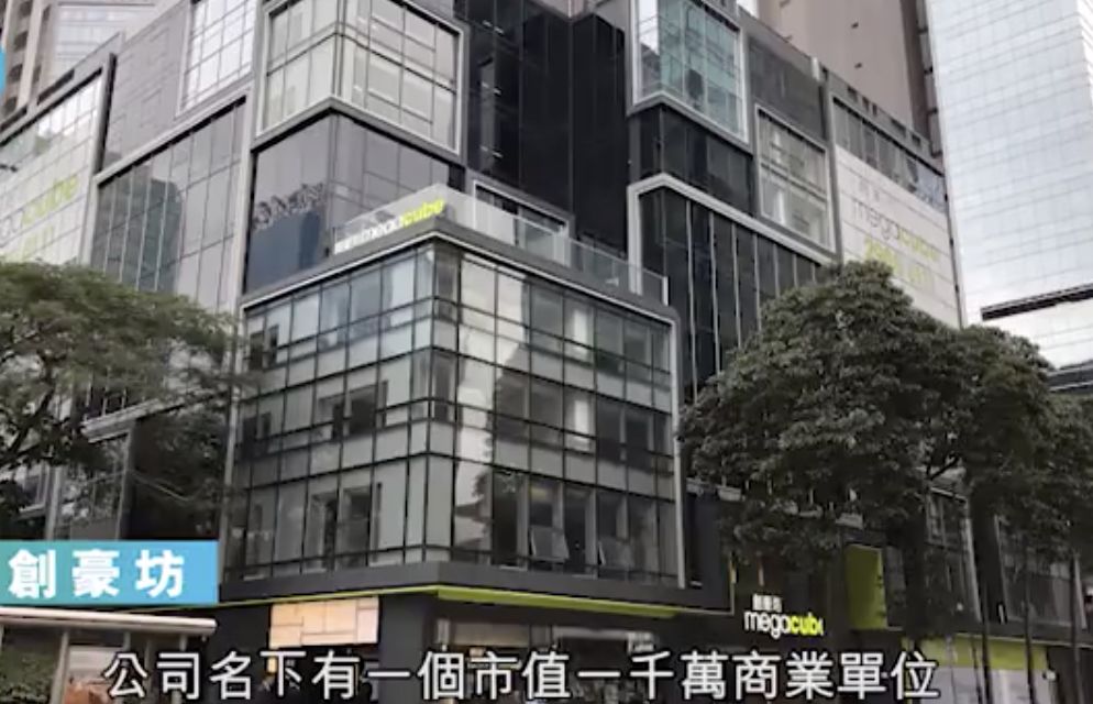影帝對她一見鍾情！結婚23年「從未親自下廚」 　坐擁1.2億豪宅「掌握9成財產」 53歲仍像少女