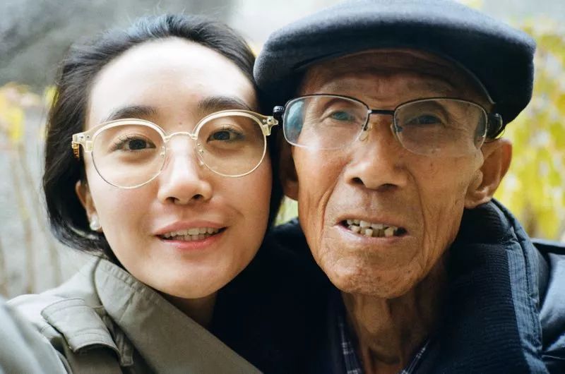再也回不去！隔代教養孫女「紀錄爺爺最後7年」不留遺憾　曬「最後合照看哭網友」：最美的回憶