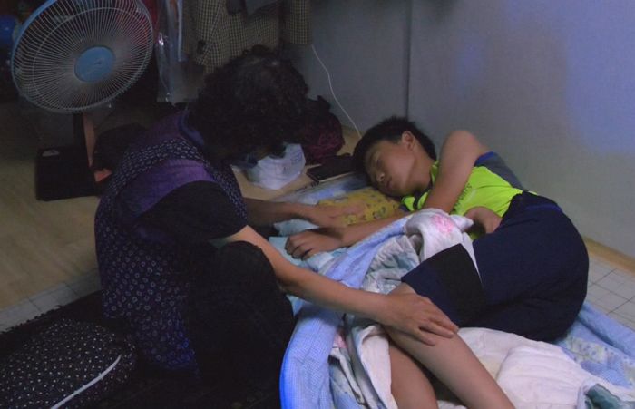 從小失去父母！超懂事男孩「陪奶奶撿回收」相依為命　被同學嘲笑「還是堅強推車」：我只想守護奶奶