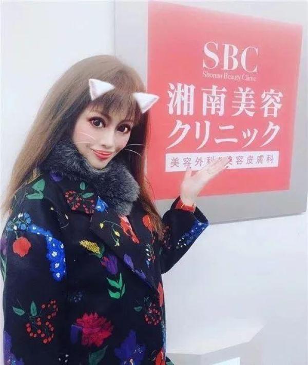 被親媽嫌醜！18歲女狂砸830萬「整形300次」 變電眼辣妹，為籌錢甘當陪酒女  自信喊：我要當模特兒