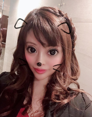 被親媽嫌醜！18歲女狂砸830萬「整形300次」 變電眼辣妹，為籌錢甘當陪酒女  自信喊：我要當模特兒
