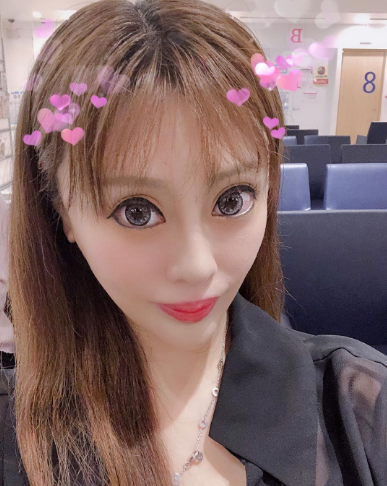 被親媽嫌醜！18歲女狂砸830萬「整形300次」 變電眼辣妹，為籌錢甘當陪酒女  自信喊：我要當模特兒