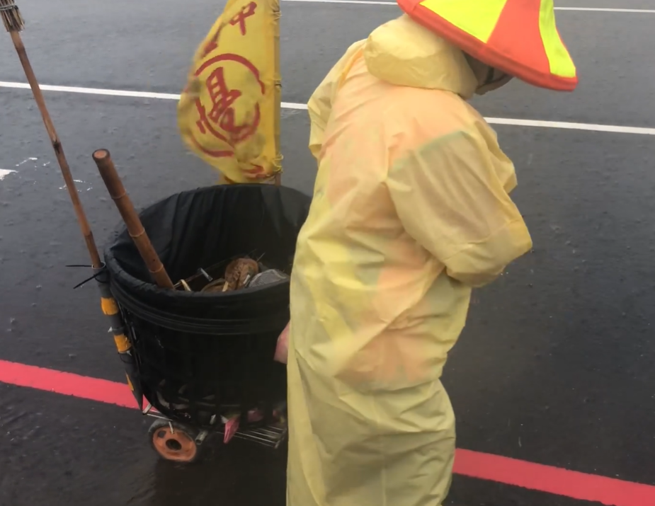 機車都快被吹倒！台南阿嬤堅持「走8公里撿垃圾」路人苦勸　她不顧身體喊「還是要撿完啊」原因催淚