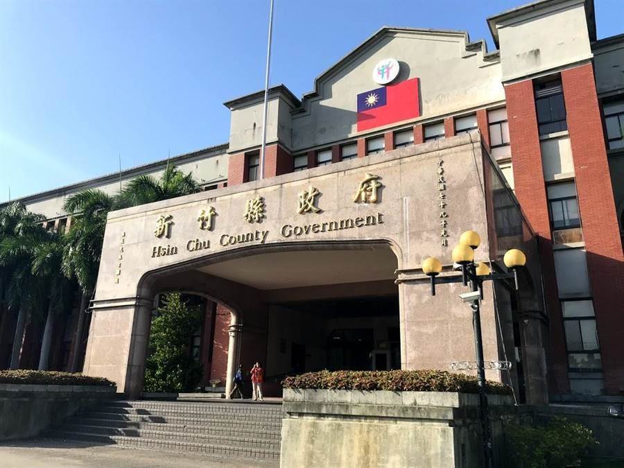 拾金不昧！暖警撿到「1.9億存摺、6千萬支票」一心只想尋失主　「被虧傻沒拿謝酬」靦腆笑：謹守本份而已