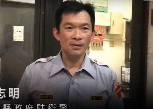 拾金不昧！暖警撿到「1.9億存摺、6千萬支票」一心只想尋失主　「被虧傻沒拿謝酬」靦腆笑：謹守本份而已