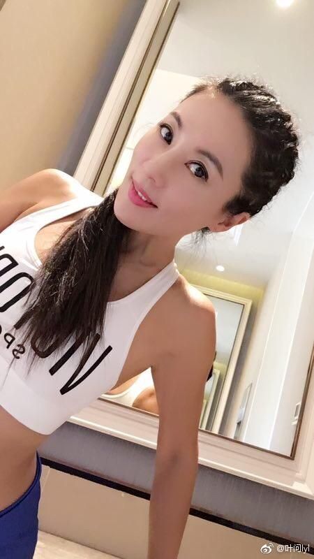 半百美魔女媽媽太辣！同框23歲兒子「誤以為是情侶」　「堅持30年自律」逆齡生長：年紀不過是數字