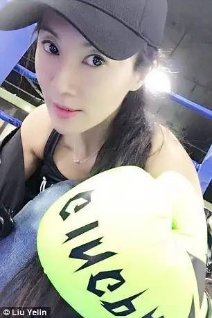 半百美魔女媽媽太辣！同框23歲兒子「誤以為是情侶」　「堅持30年自律」逆齡生長：年紀不過是數字