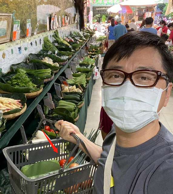再婚4年好甜 ！哈林「為愛當家庭煮夫」手拎菜籃逛市場　不惜「月砸70萬租2豪宅」全為老婆著想