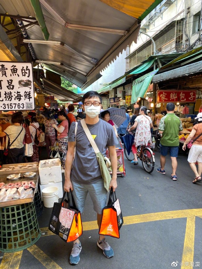 再婚4年好甜 ！哈林「為愛當家庭煮夫」手拎菜籃逛市場　不惜「月砸70萬租2豪宅」全為老婆著想