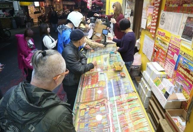 真的一夜暴富！買5張刮刮樂「立馬中頭獎200萬元」超幸運　網友驚見巧合「那天是七夕欸」：難怪會中