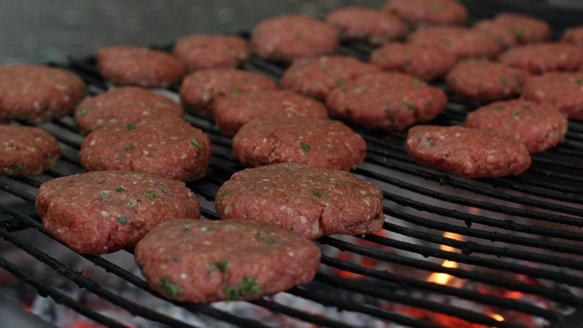 早餐店肉排不是肉？便宜背後「暗藏玄機」沒你想的健康　「製作過程曝光」恐成細菌溫床