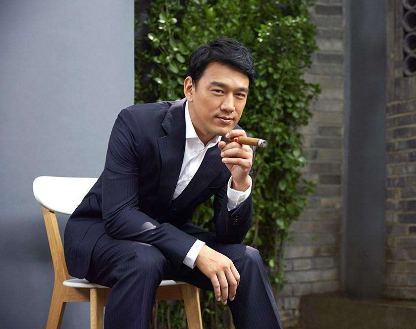 從小立志當奸商！王耀慶「為了不搬家」把房東娶回家　青梅竹馬「相守20年生兩兒」網讃：一舉三得