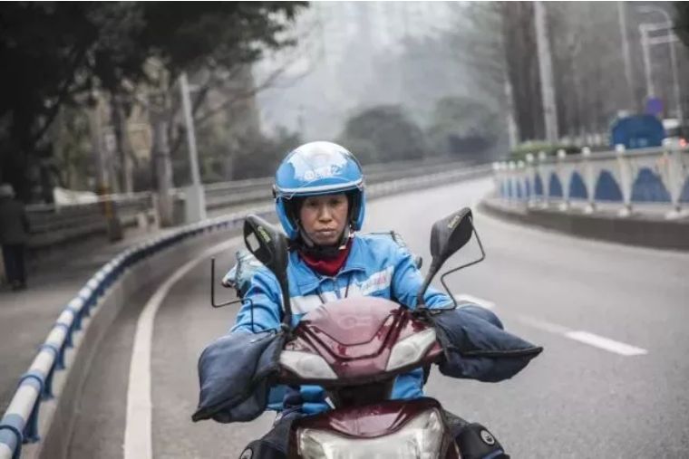 汗水換救命錢！媽媽跑外送日接50單「5年跑13萬公里」騎壞3輛車　全年無休「只為替兒籌手術費」