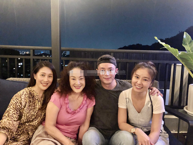 霍建華帶妻女七夕聚會！首曝光「小海豚正面」 　3歲女兒穿條紋衫出鏡「乖巧呆萌」與林心如超像
