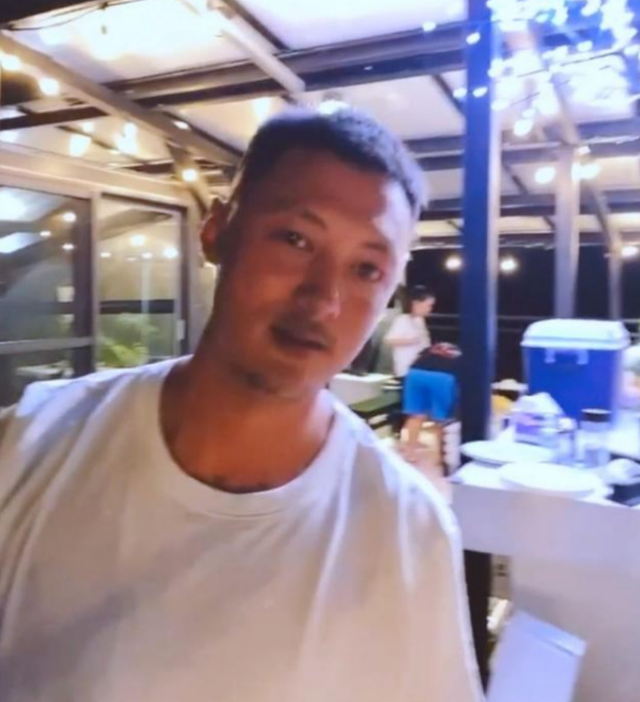 霍建華帶妻女七夕聚會！首曝光「小海豚正面」 　3歲女兒穿條紋衫出鏡「乖巧呆萌」與林心如超像