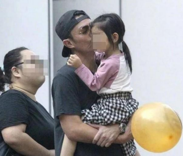 霍建華帶妻女七夕聚會！首曝光「小海豚正面」 　3歲女兒穿條紋衫出鏡「乖巧呆萌」與林心如超像