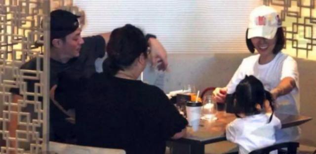 霍建華帶妻女七夕聚會！首曝光「小海豚正面」 　3歲女兒穿條紋衫出鏡「乖巧呆萌」與林心如超像