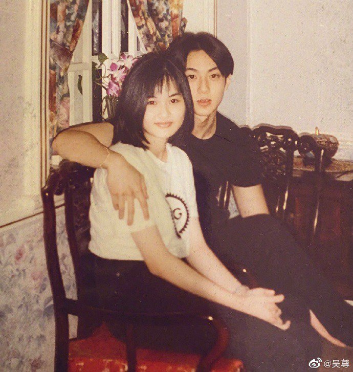 相愛24年！吳尊被曝「從不牽老婆的手」在外都各走各路　知情人無奈曝：「是他們國家不允許」