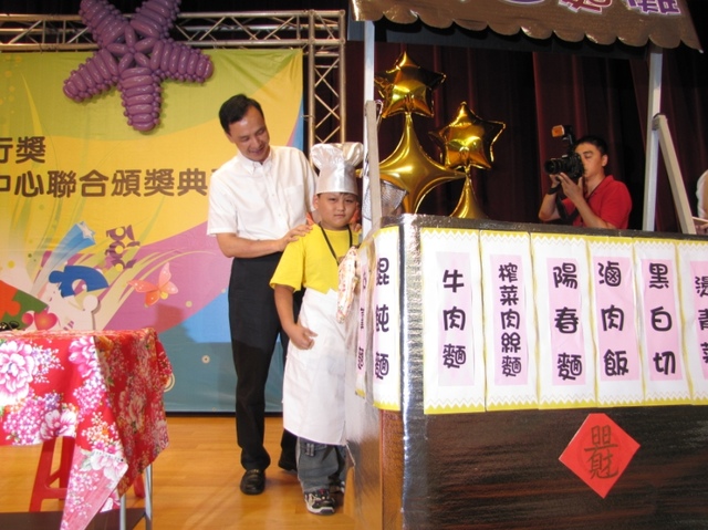 父背債3000萬母離家！10歲童「顧麵攤養弟弟」堅強不怨天   淚喊「陪爸爸度過難關」他愧疚：童年都犧牲掉了