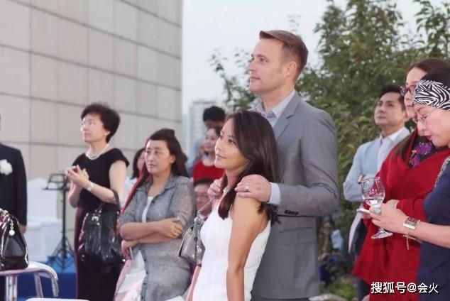 頭婚只維持3年！吳奇隆前妻自爆「當年婚戒自己買」婚宴全免，二婚嫁外籍CEO「混血子女顏值逆天」