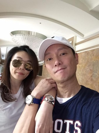 娶到老婆好幸運！ 謝祖武結縭18年「罕曬嬌妻」隨身帶結婚照　「對愛妻百依百順」笑回：我是真的怕老婆❤️