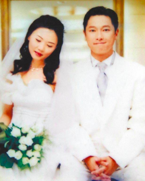 娶到老婆好幸運！ 謝祖武結縭18年「罕曬嬌妻」隨身帶結婚照　「對愛妻百依百順」笑回：我是真的怕老婆❤️