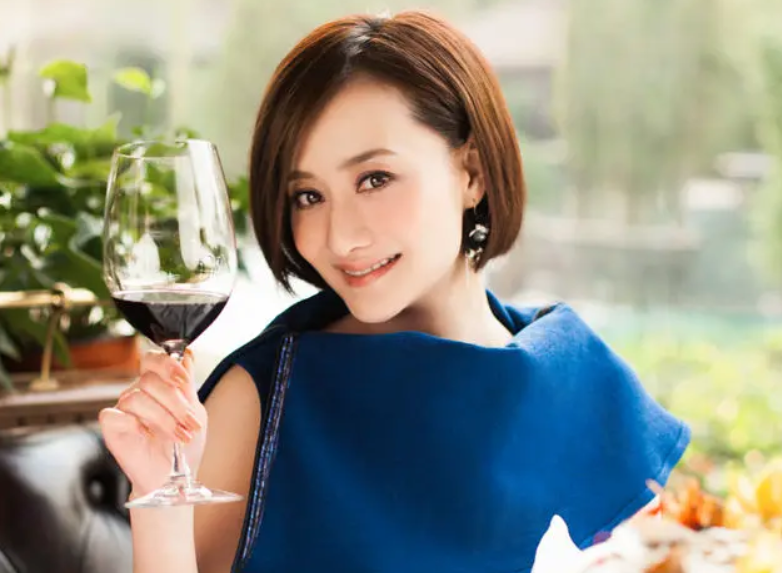 離婚1年！46歲陳德容「與前夫表姐同框」不尷尬　自曝已有追求者「拒當20歲孩子媽」享受單身