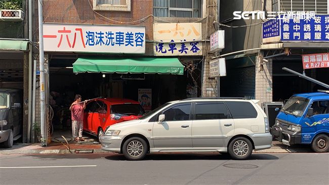 70歲老師傅「苦養三憨兒」！天天洗車10小時「一雙手全泡皺」　為兒女「整年不敢休」咬牙喊：做到不能做那天