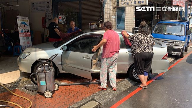 70歲老師傅「苦養三憨兒」！天天洗車10小時「一雙手全泡皺」　為兒女「整年不敢休」咬牙喊：做到不能做那天