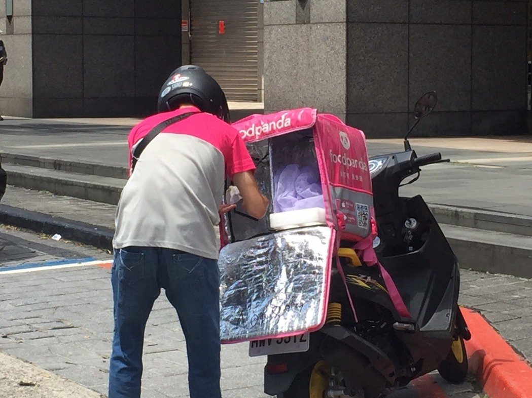 用生命在賺錢！外送員「右腳打石膏」仍咬牙拚生計　過來人嘆不容易：「為了生活，再苦也要低頭」
